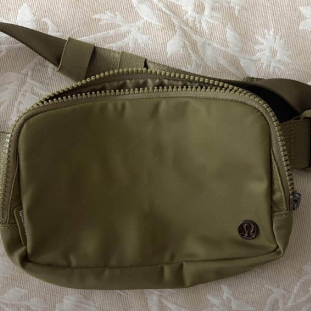 Lululemon Everywhere Belt Bag Army Green 1L